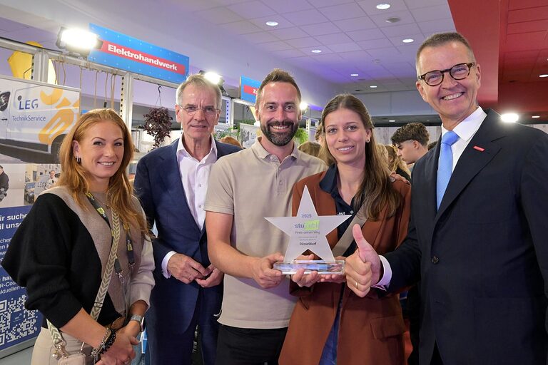 Gruppenfoto: Stuzubi-Vertriebsmanagerin Ulrike Hutter, Kammerpräsident Andreas Ehlert, HWK-Veranstaltungsleiter Andreas Babel, HWK-Abteilungsleiterin Ann-Kathrin Lauf und Bürgermeister Josef Hinkel.