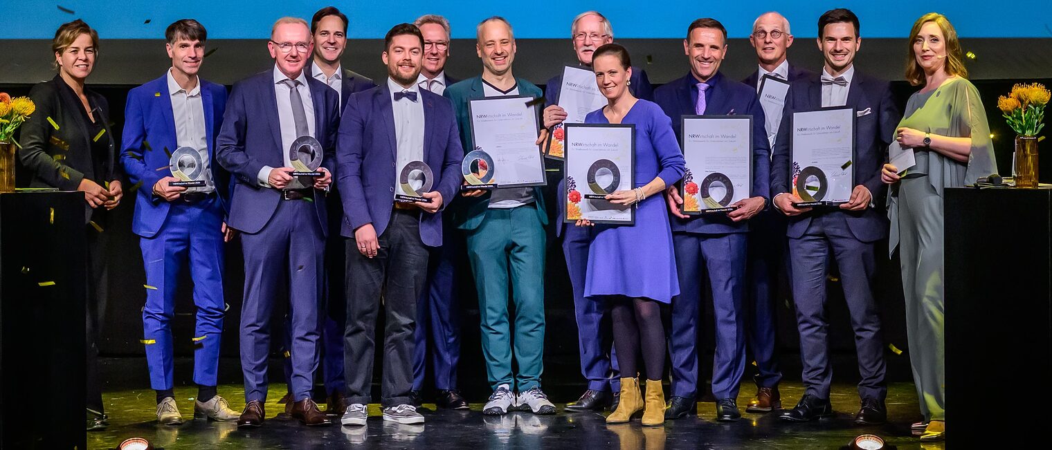 Gruppenfoto der 10 Siegerinnen und Sieger auf der Bühne
