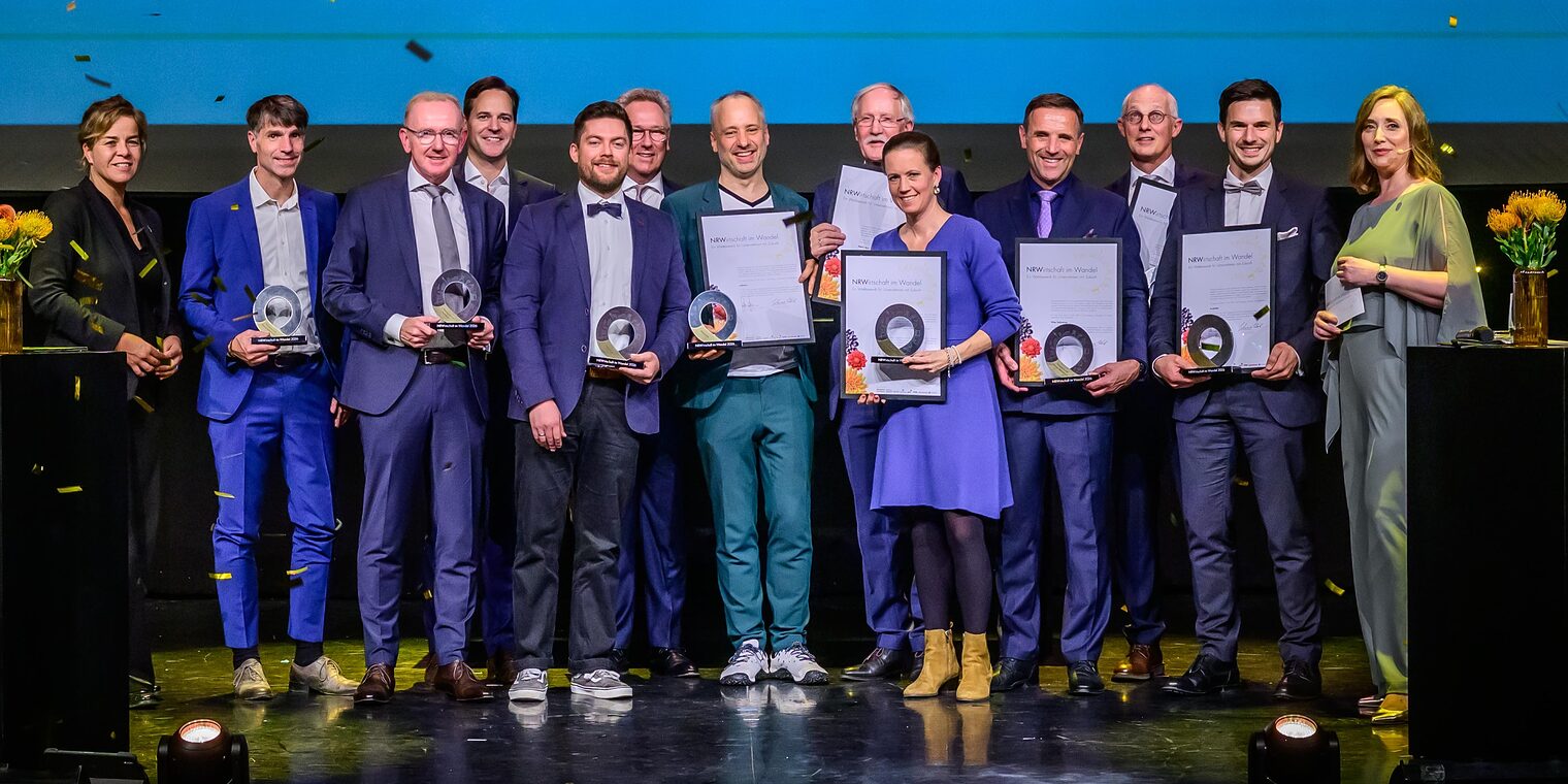 Gruppenfoto der 10 Siegerinnen und Sieger auf der Bühne