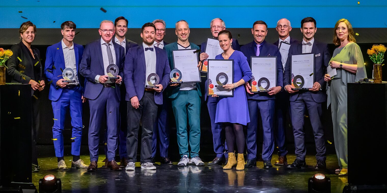 Gruppenfoto der 10 Siegerinnen und Sieger auf der Bühne