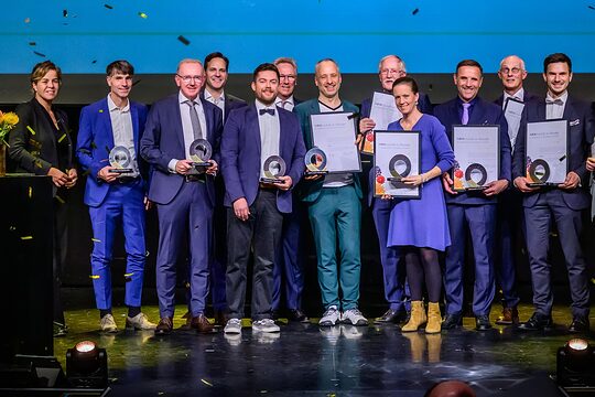 Gruppenfoto der 10 Siegerinnen und Sieger auf der Bühne