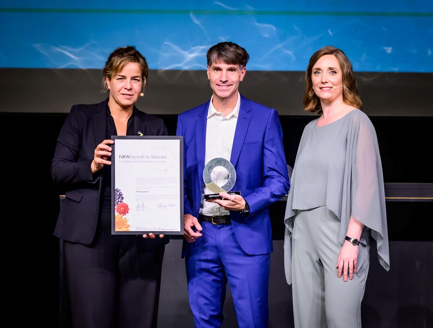Mona Neubaur und Carsten Weiss von ETW Energietechnik und Moderatorin Helene Pawlitzki