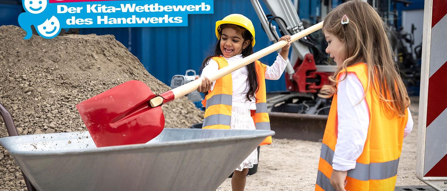 2 Kinder mit Warnwesten, Schaufel und Schubkarre auf einer Baustelle. Text: Kleine Hände, große Zukunft. Der Kita-Wettbewerb des Handwerks.