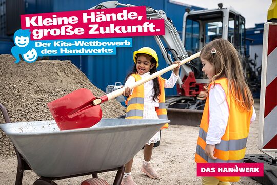 2 Kinder mit Warnwesten, Schaufel und Schubkarre auf einer Baustelle. Text: Kleine Hände, große Zukunft. Der Kita-Wettbewerb des Handwerks.
